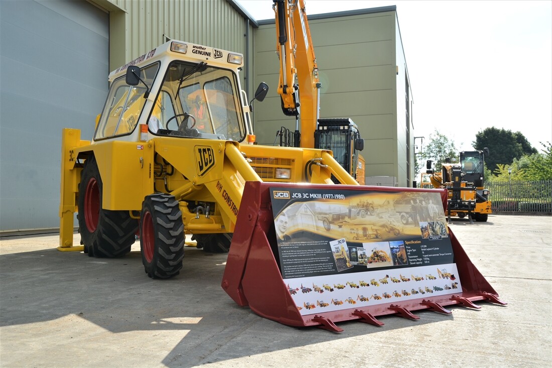 From a Rusting Wreck to a Stunning JCB Restoration