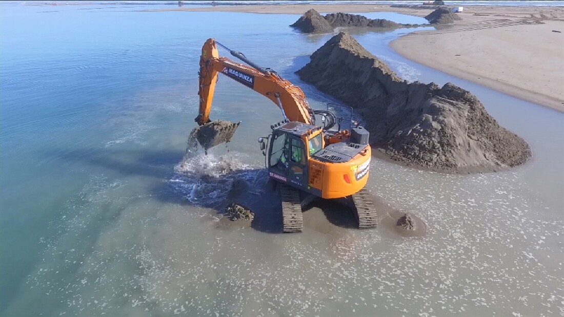 Doosan excavator repairs damage in Ebro Delta