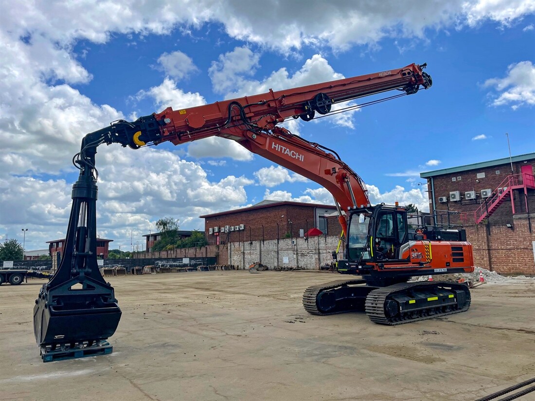 Hitachi Zaxis-7s with clamshell telescopic arms