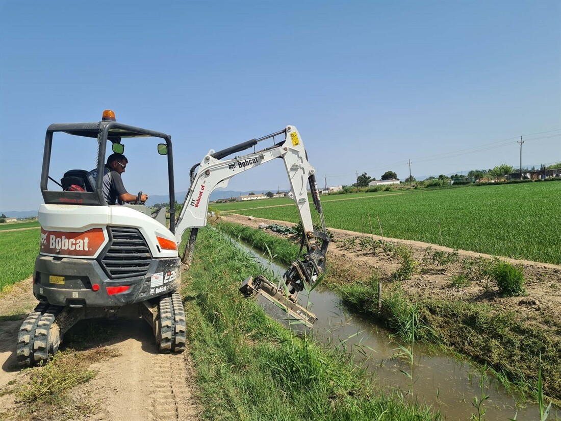 Bobcat E26 maintains Spanish rice fields