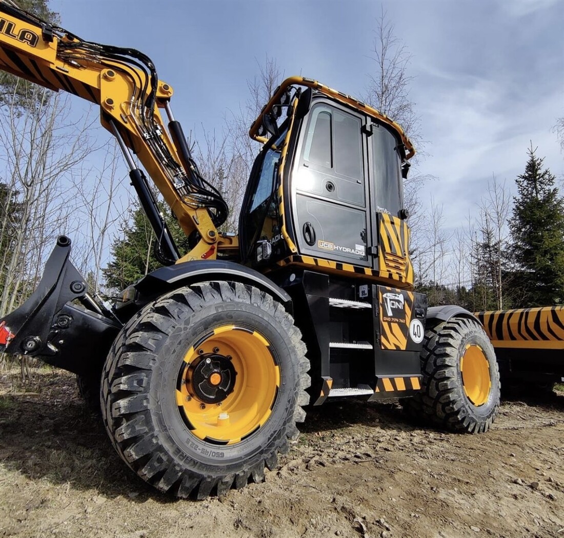 Flying Finn takes all singing, all dancing JCB Hydradig