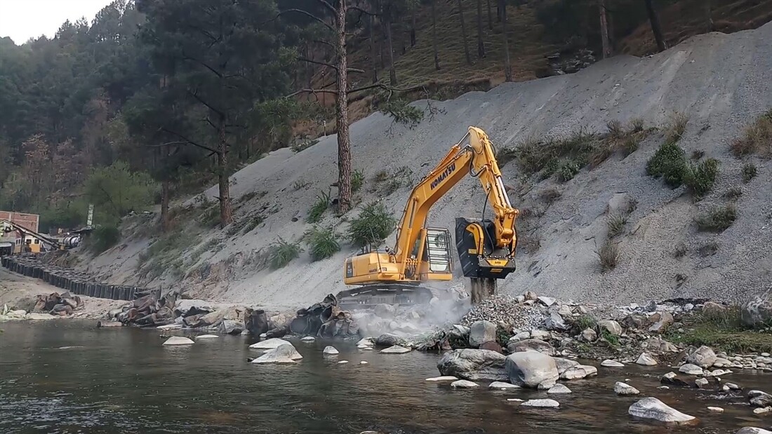 MB Crusher Bucket BF90.3 in action