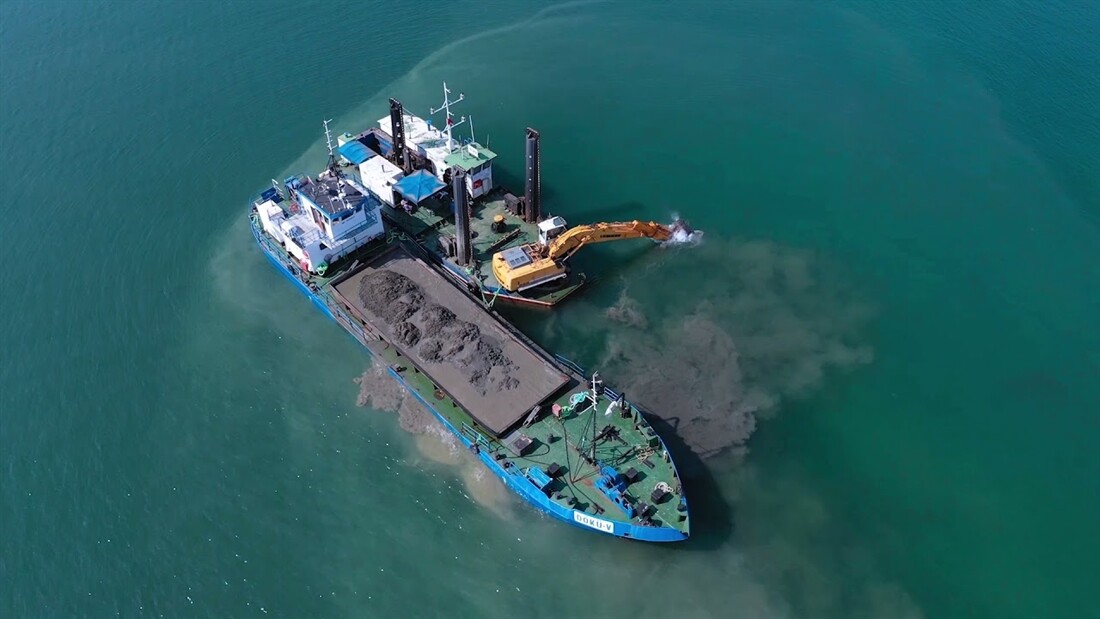 Stunning Liebherr Dredging Video