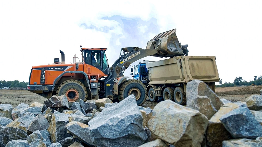 Granita Lomy assembles 11 Doosan machines
