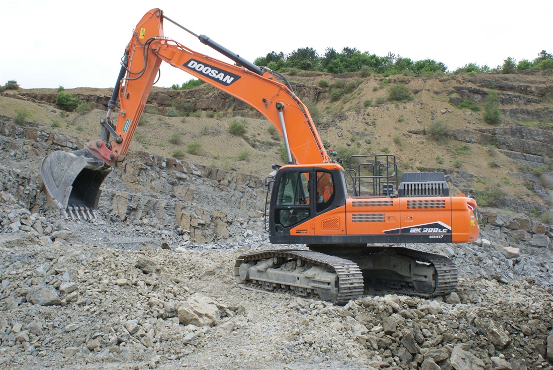 Elliotts buys new Doosan excavator and wheel loader