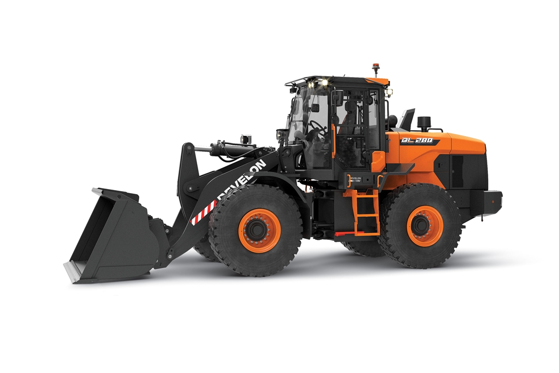Develon DL280-7 at WasteExpo 2023