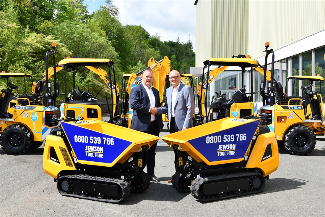 JCB wins 900 machine deal from national builders' merchant