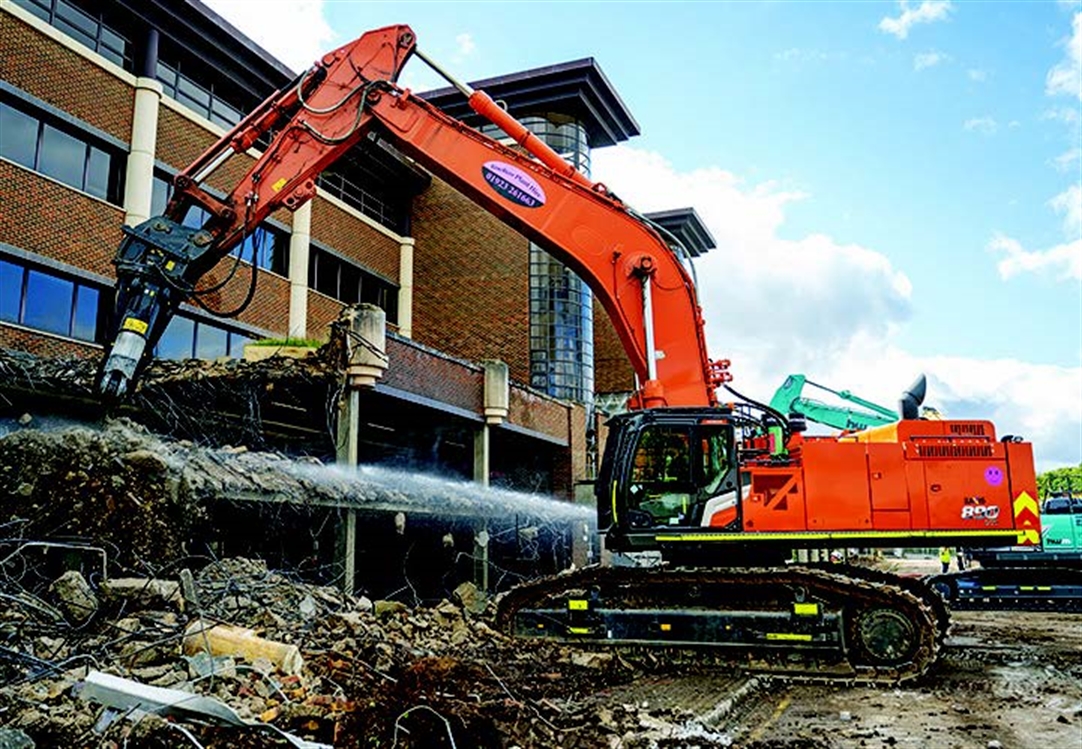 Giant Mantovanibenne CR80 concrete cracker on Hitachi Zaxis 890 excavator