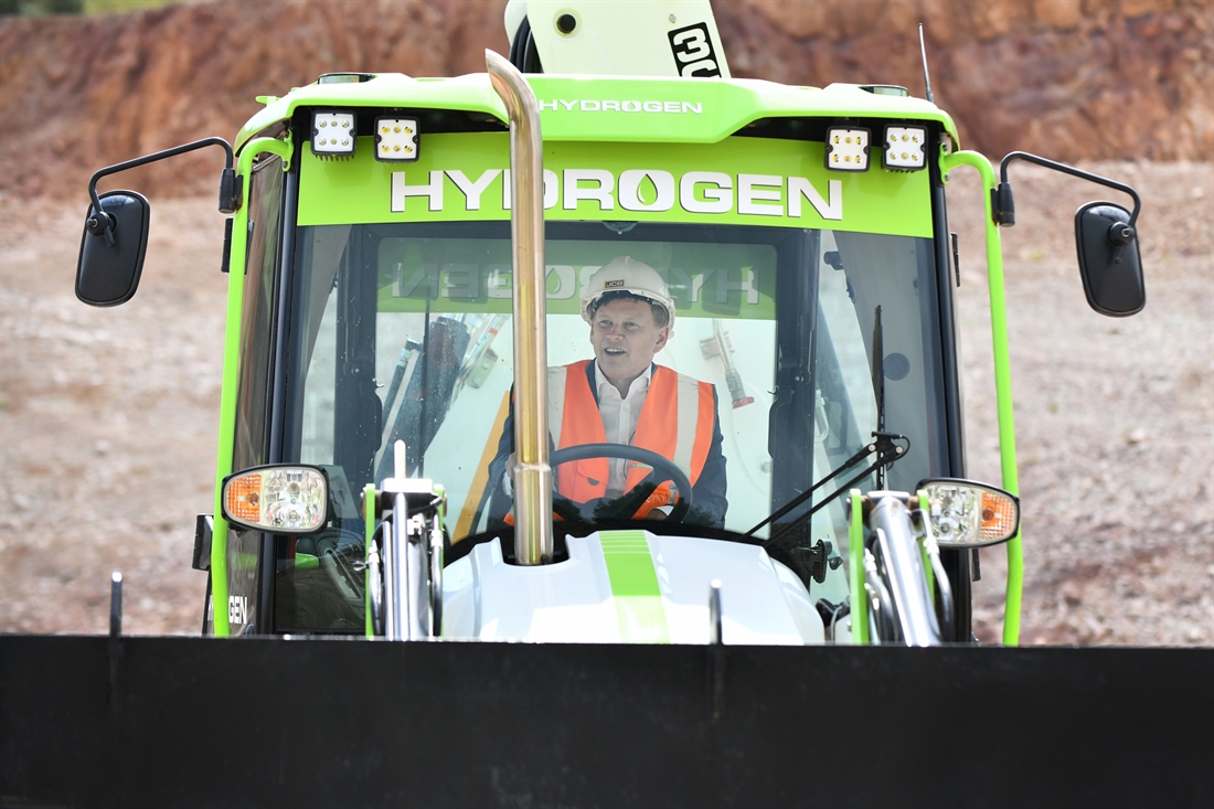 Energy minister impressed with JCBs hydrogen engine development