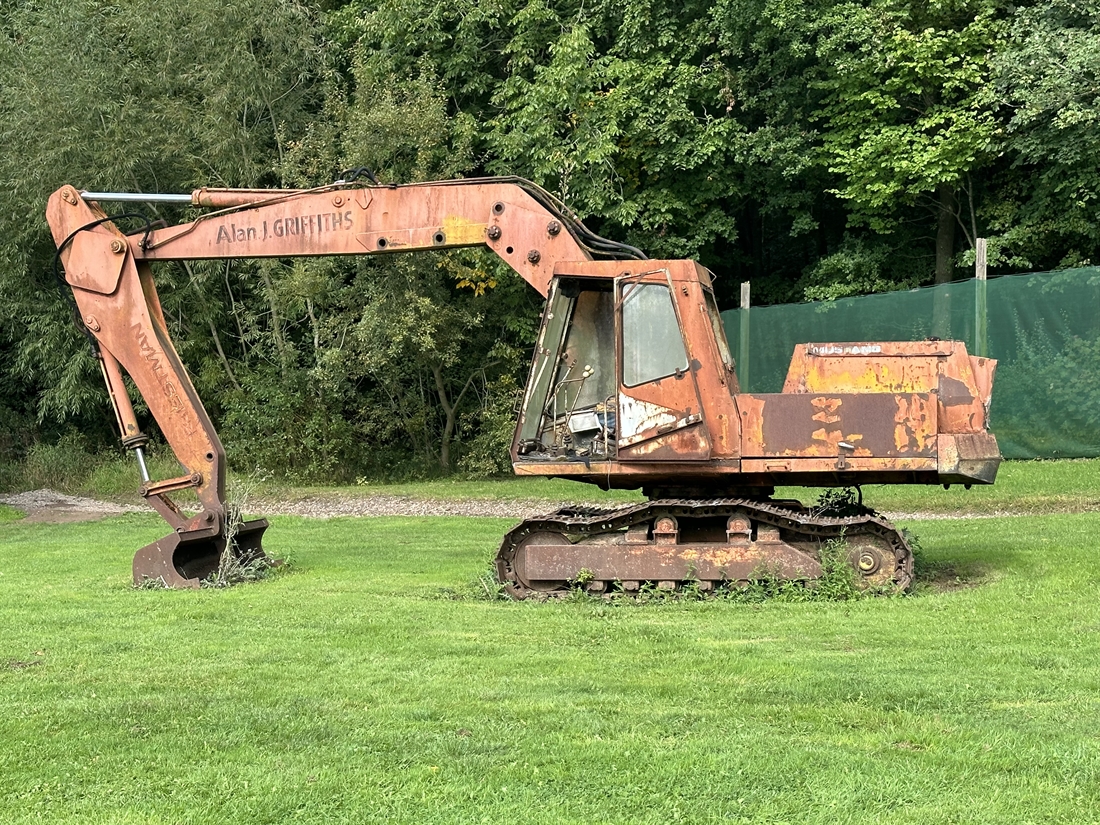 Classic British Excavator Spotted in the Wild