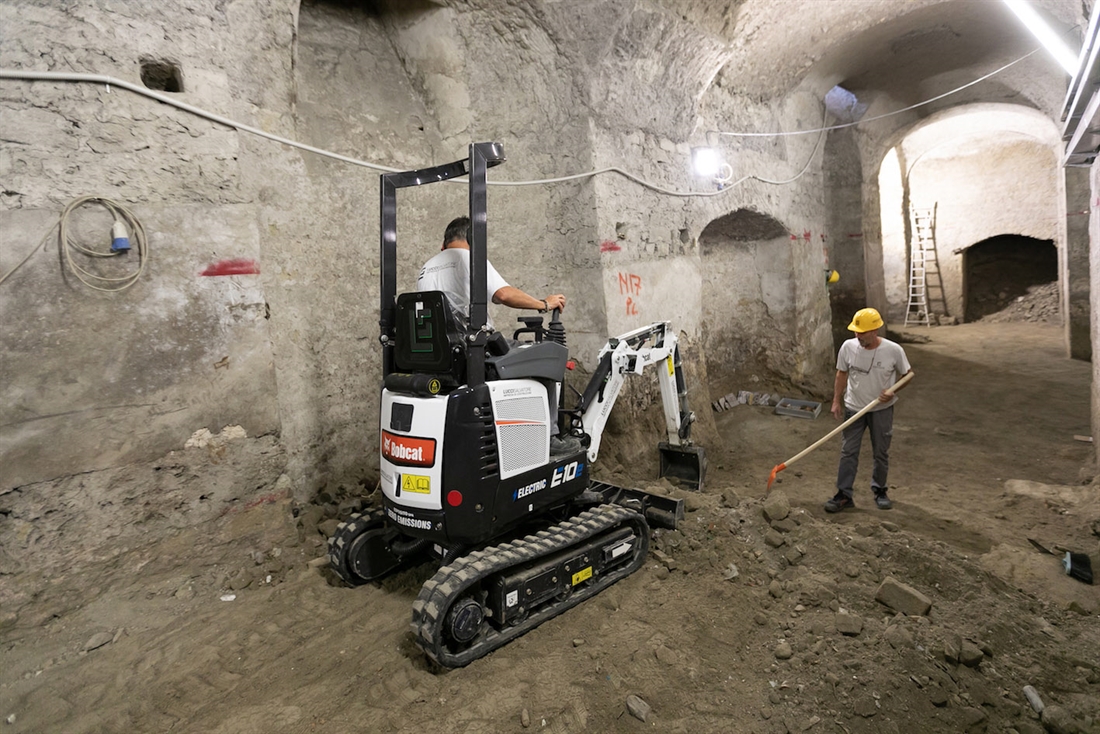 Bobcat E10e excavation under Naples landmark