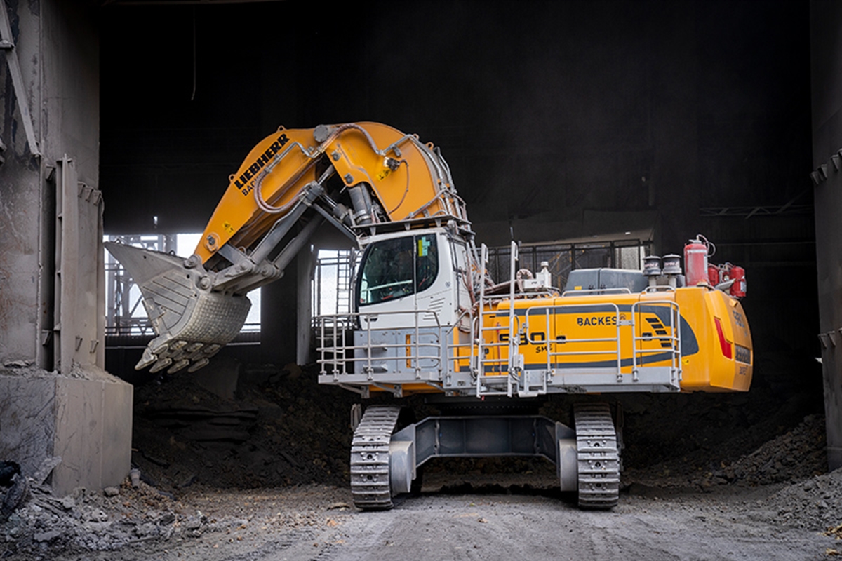 Liebherr R 980 SME in slag handling ops