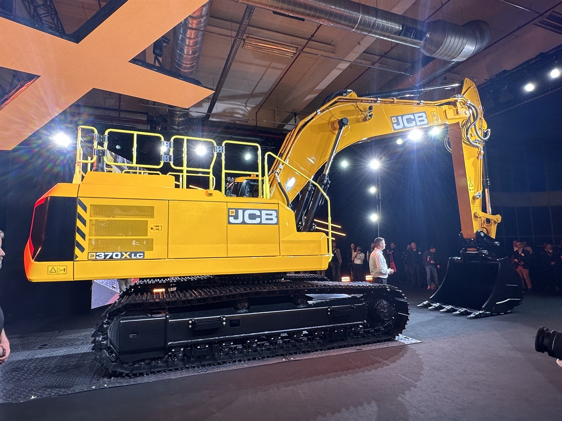 JCBs New 370X Makes a BIG Impression