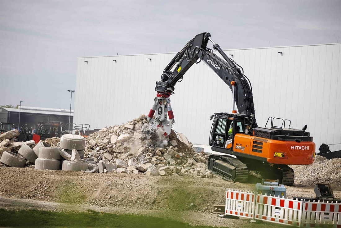 Special Hitachi ZX390TC-7 at Intermat