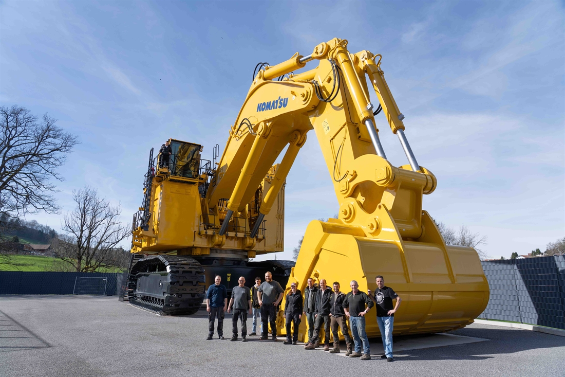 Giant Komatsu is a Big Attraction at Amusement Park