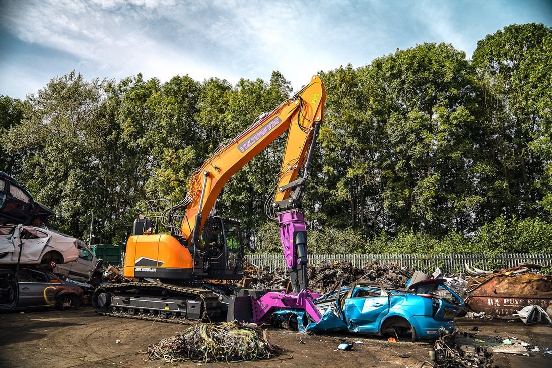 Develon DX235LCR-7 combined with Vulture 25 vehicle recycling kit