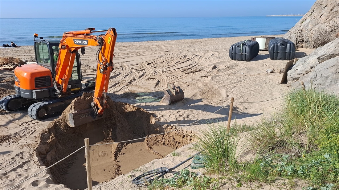 Develon DX62R mini-excavator prepares beach for summer season