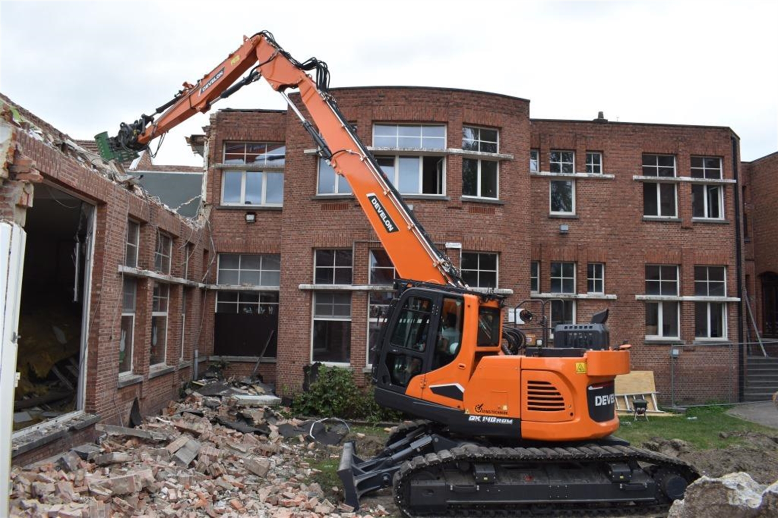 First Develon DX140RDM-7 demolition excavator in Benelux