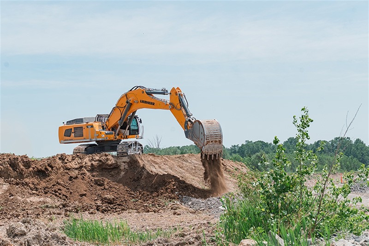 L. Walter & Sons Excavating optimises its operations with the Liebherr crawler excavator R 992