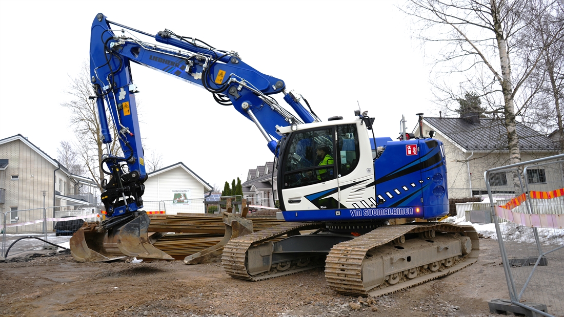 Skilful Finn Showcases the Benefits Engcon Equipped Liebherr