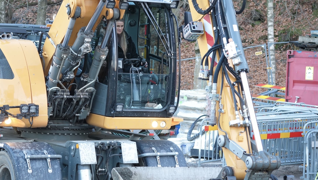 Girlfriends First Time in an Excavator