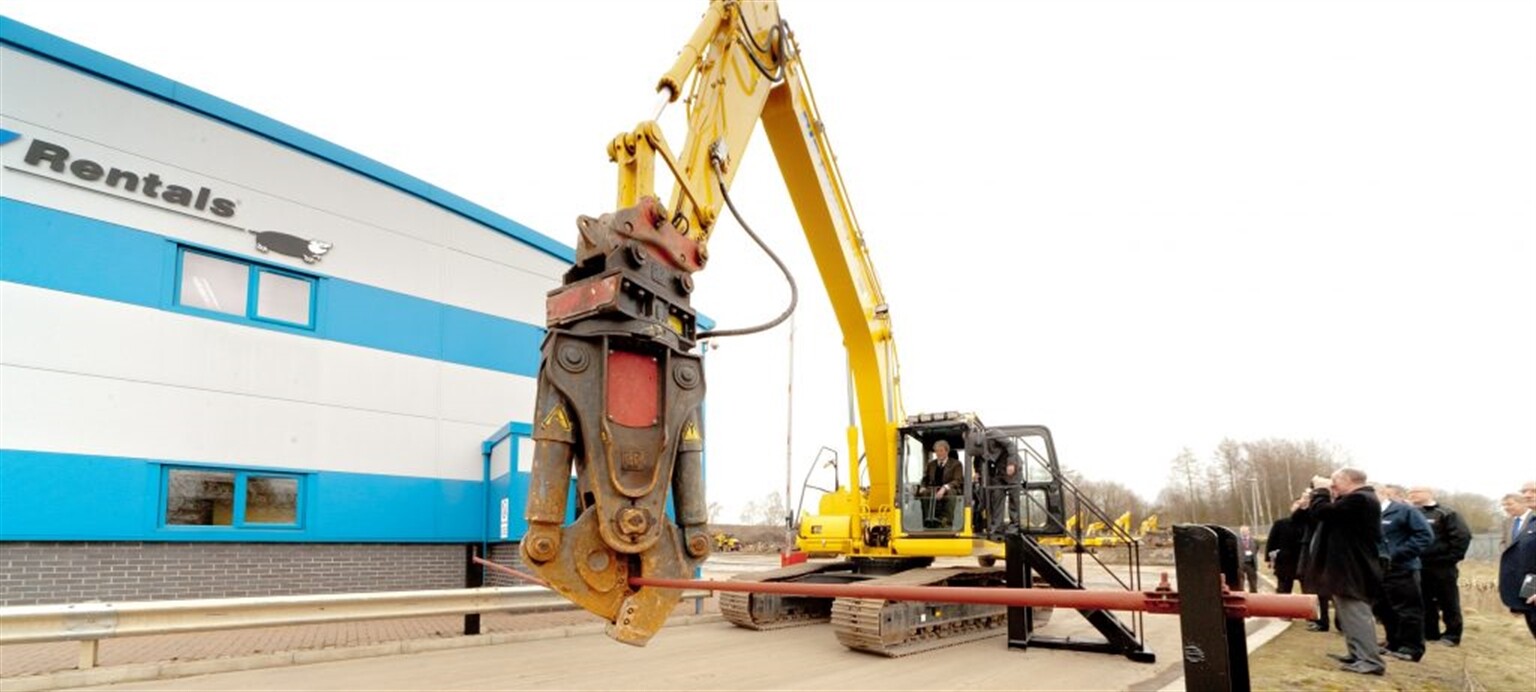 Environment minister gets his hands on a Komatsu Hybrid at Ridgway Rentals