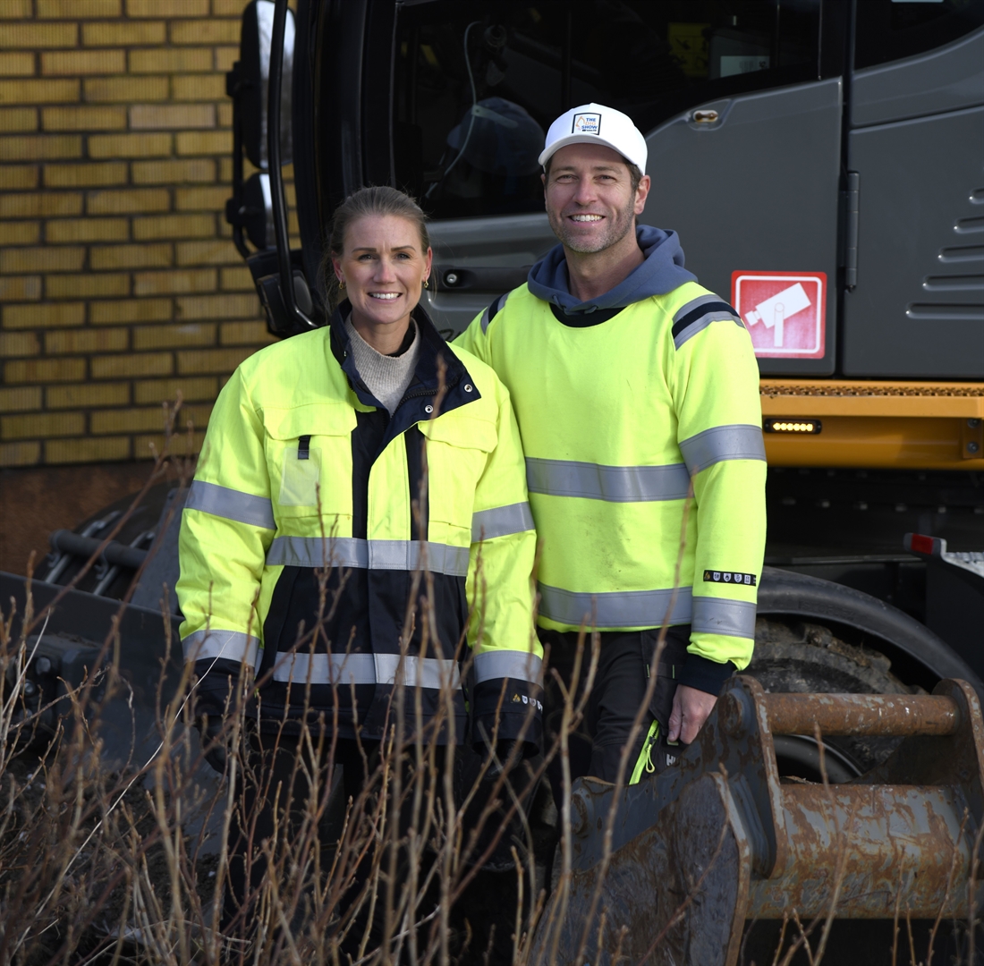 Girlfriend Gets �Hands On� Experience with Excavator
