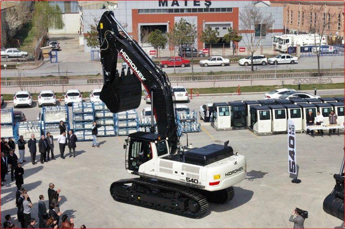 New heavyweight excavator from Hidromek