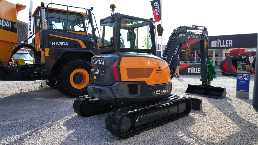 Capable 5.5-tonne Compact Radius Mini Excavator