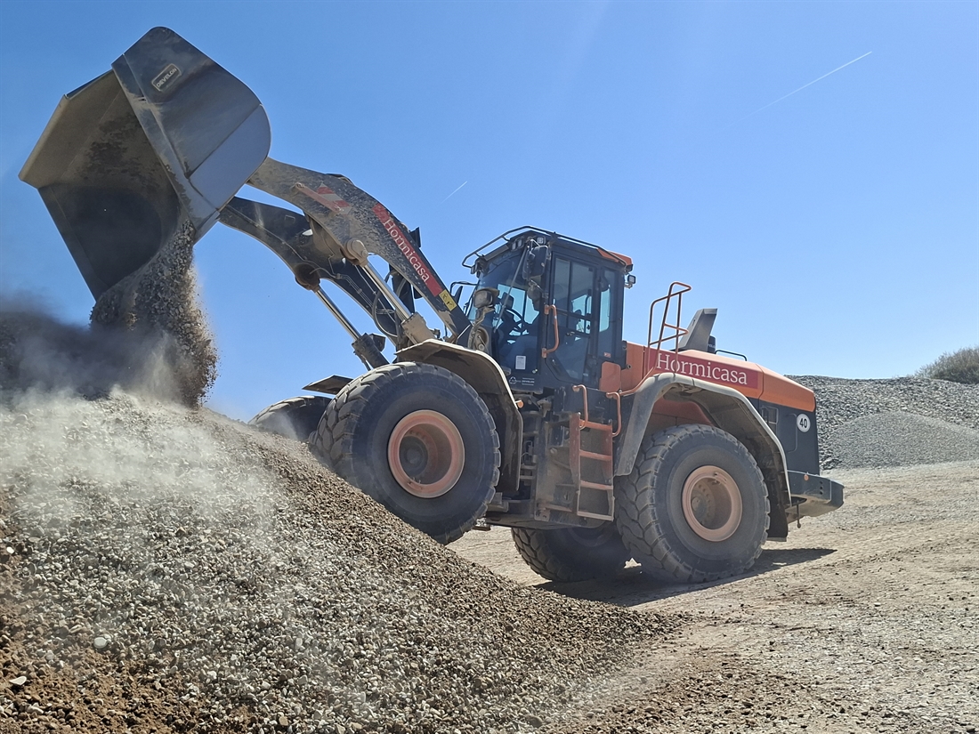 Hormicasa Canteras prioritizes productivity and fuel savings with the Develon DL420-7 loader