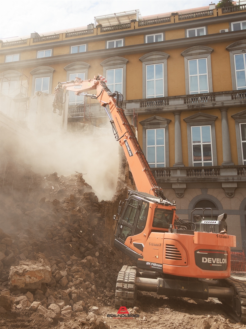 Develon DX140RDM-7 demolition excavator takes down historic tuff building