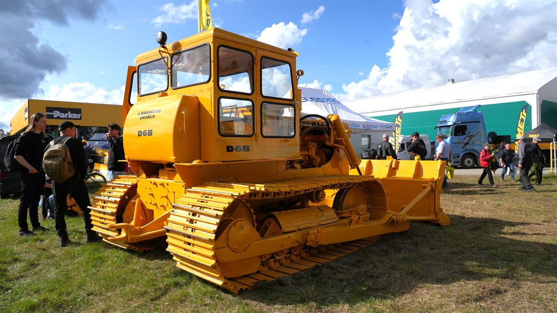 Classic Cat Dozer Rides Again at FinnMETKO